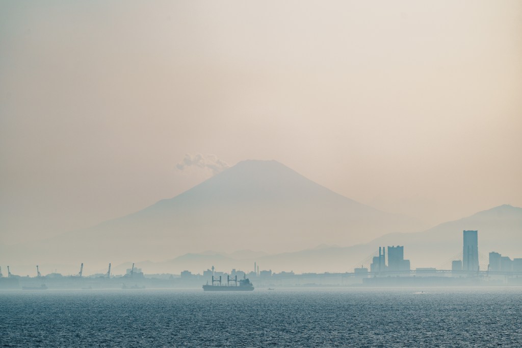 煙る富士、青の春
